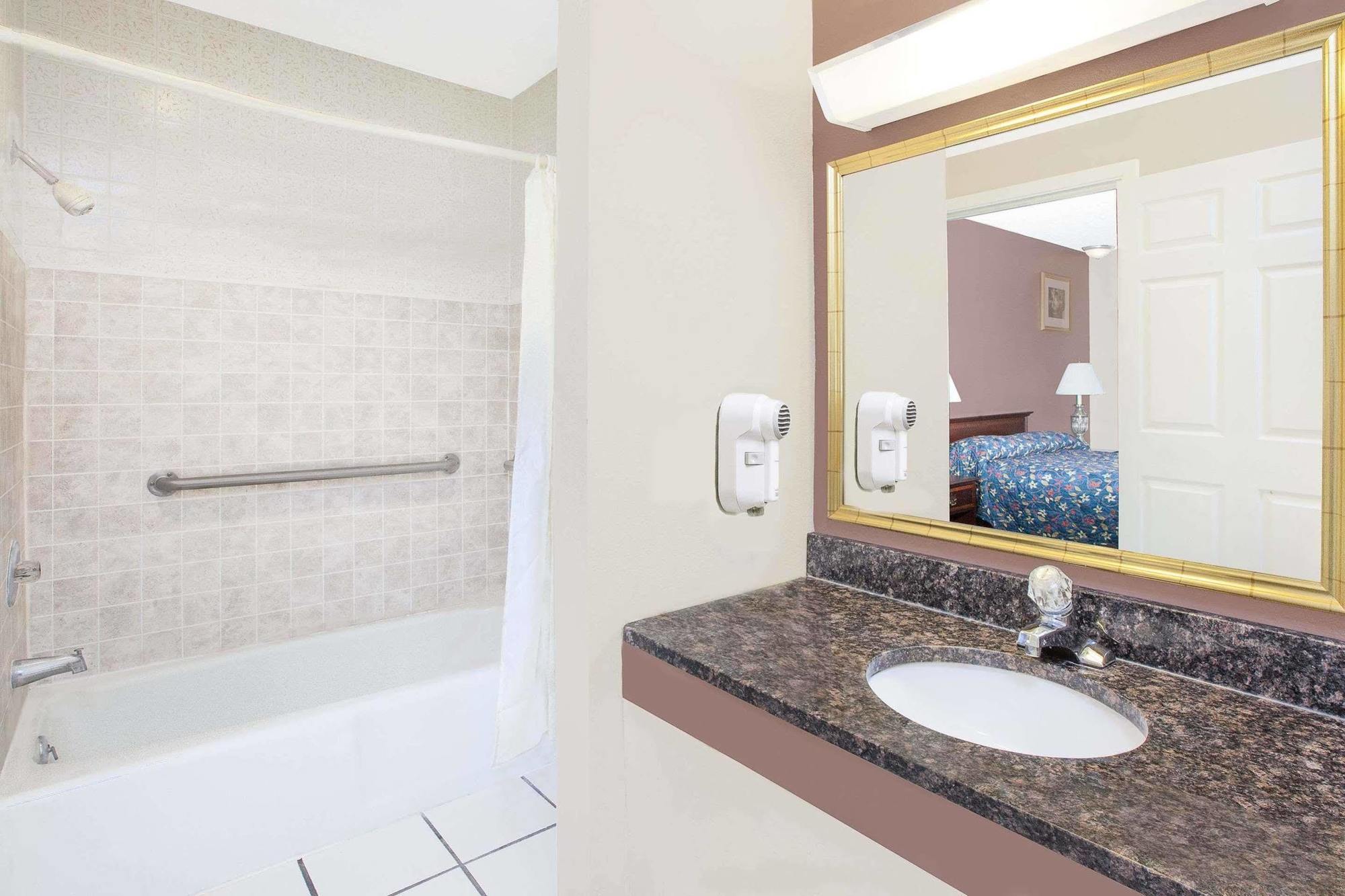 Imperial Inn Grand Blanc Bagian luar foto
