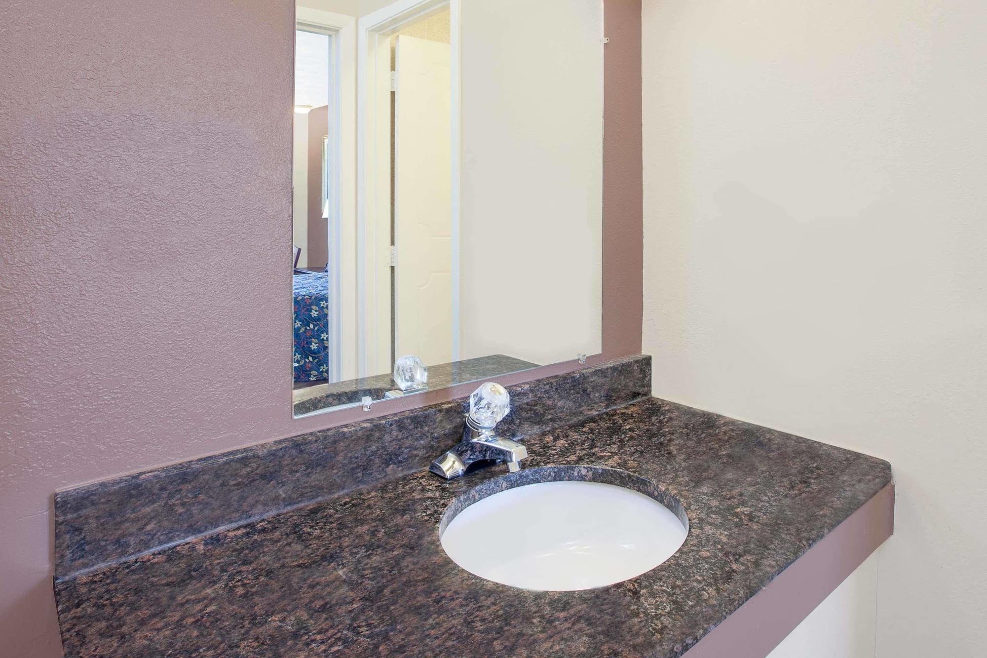 Imperial Inn Grand Blanc Bagian luar foto