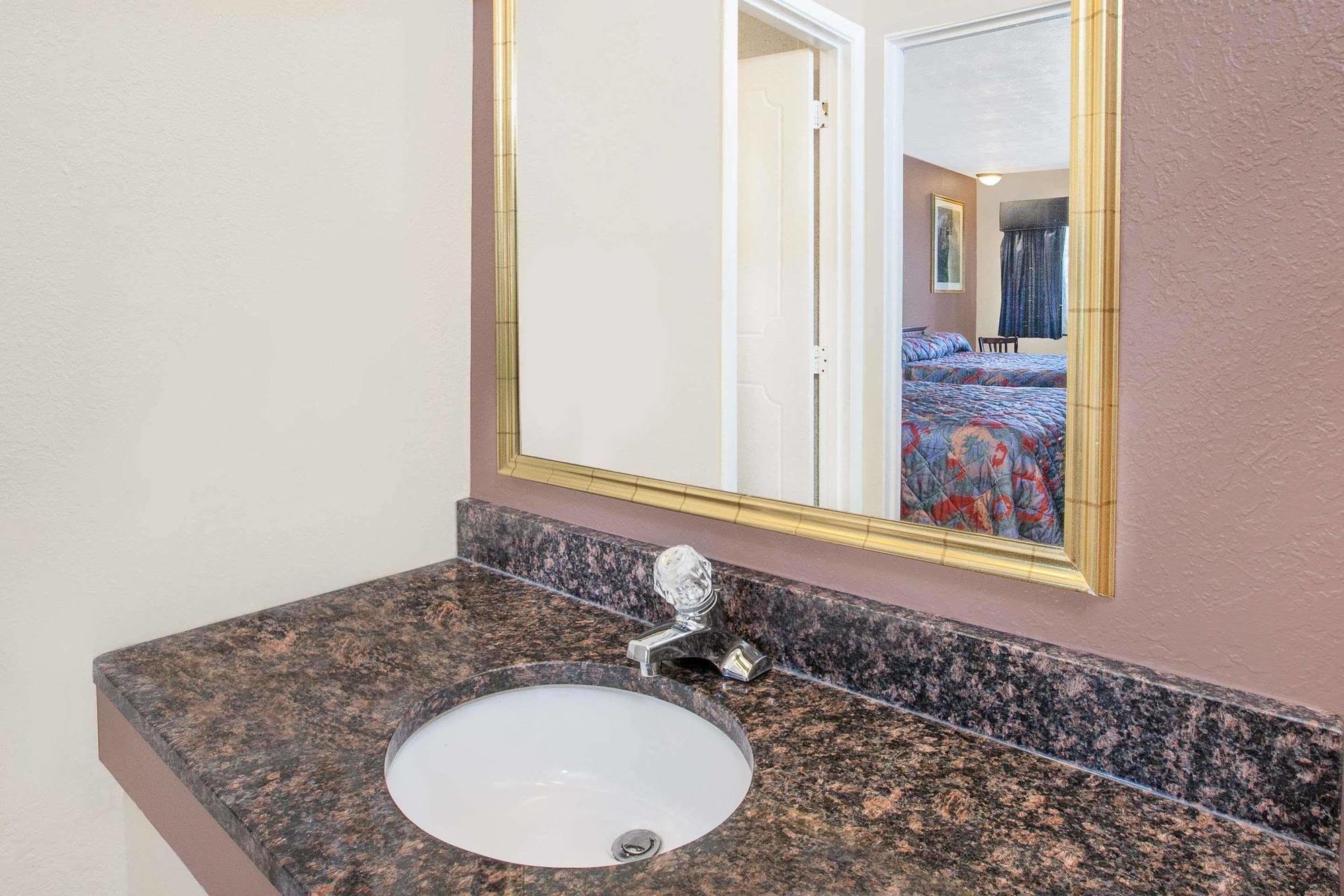 Imperial Inn Grand Blanc Bagian luar foto