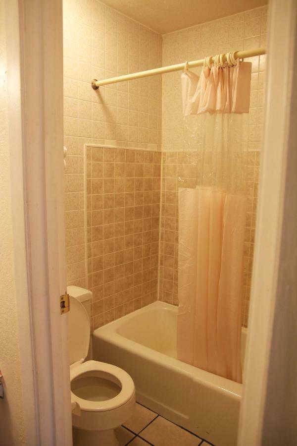 Imperial Inn Grand Blanc Bagian luar foto
