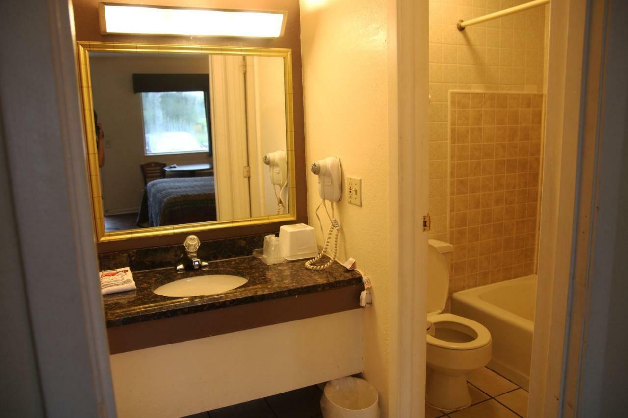 Imperial Inn Grand Blanc Bagian luar foto